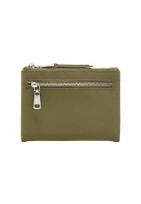 Oliwkowy portfel na zamek błyskawiczny wykonany z gładkiego materiału, z ozdobami w kolorze srebrnym oraz zewnętrzną kieszenią na zamek dla łatwego dostępu.