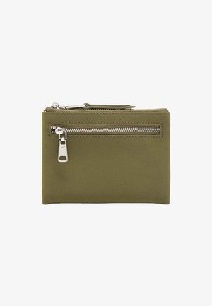 Oliwkowy portfel na zamek błyskawiczny wykonany z gładkiego materiału, z ozdobami w kolorze srebrnym oraz zewnętrzną kieszenią na zamek dla łatwego dostępu.