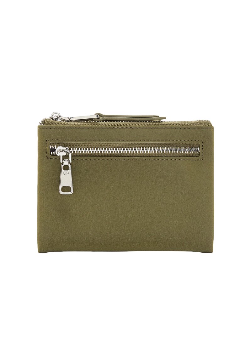 Oliwkowy portfel na zamek błyskawiczny wykonany z gładkiego materiału, z ozdobami w kolorze srebrnym oraz zewnętrzną kieszenią na zamek dla łatwego dostępu.
