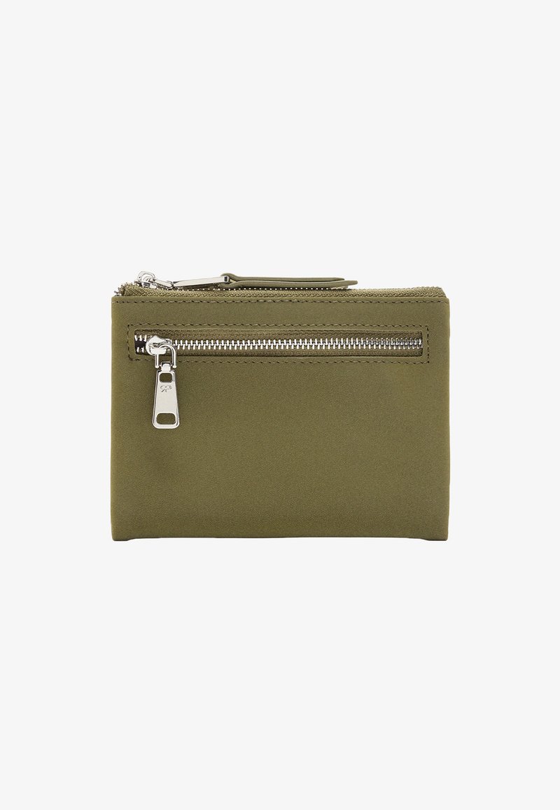 Oliwkowy portfel na zamek błyskawiczny wykonany z gładkiego materiału, z ozdobami w kolorze srebrnym oraz zewnętrzną kieszenią na zamek dla łatwego dostępu.