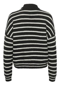 Mustavalkoraitainen neulepusero, jossa on pehmeä ja pörröinen pinta, korkea kaulus ja pitkät hihat, suunniteltu rentoon istuvuuteen.