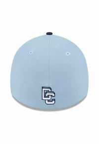 Hellblaues, eng anliegendes Cap mit einem eingestickten weißen und navyfarbenen, sich überlappenden "DC"-Logo auf der Rückseite und einem schwarzen Knopf oben.