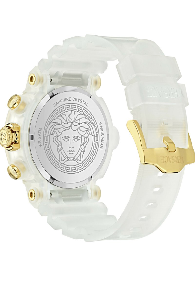Transparante smartwatch met gouden knoppen en gesp, voorzien van een zilveren achterkant gegraveerd met het Versace Medusa-logo en waterdichtheidsdetails.
