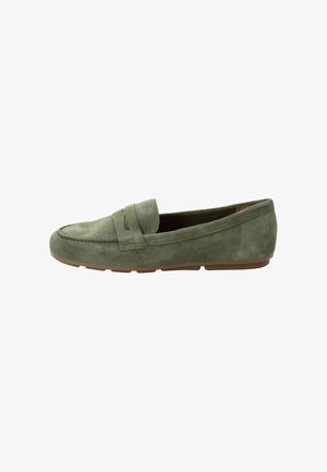 Grüne Wildleder-Slipper im Mokassin-Stil mit einer gesteppte Verzierung über dem Spann und einer Gummisohle für guten Halt.