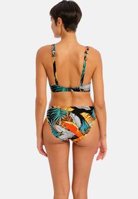 Bikini met een zwarte basis, voorzien van levendige tropische bladeren in oranje, groen en wit. Verstelbare bandjes en een haaksluiting.
