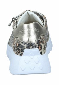 Sneaker im Leopardenmuster mit einem metallic goldenen Akzent an der Ferse. Weiße Gummisohle mit strukturiertem Muster. Reißverschluss hinten.