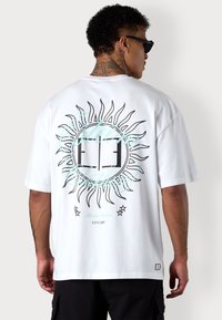 BLAZING SUNSHINE OVERSIZED - T-shirt imprimé - white