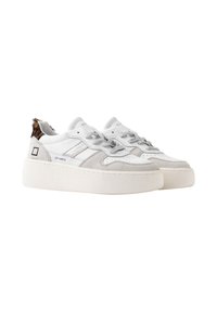 Hvide lædersneakers med grå accenter, struktureret mellemsål og et mønstret pelsdetalje ved hælen. Har snørebånd og metallisk logo.