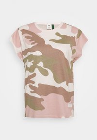 Tričko s krátkým rukávem s maskáčovým vzorem v růžové, béžové a olivově zelené barvě. Vyrobené z měkké látky s volným střihem a kulatým výstřihem.