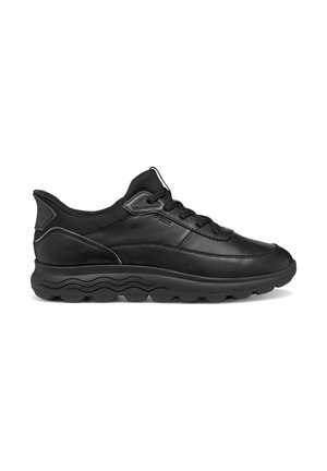 Baskets en cuir noir avec un bout rond, des accents texturés, une semelle rembourrée et un design à lacets. Comprend un logo sur le côté et une finition lisse.
