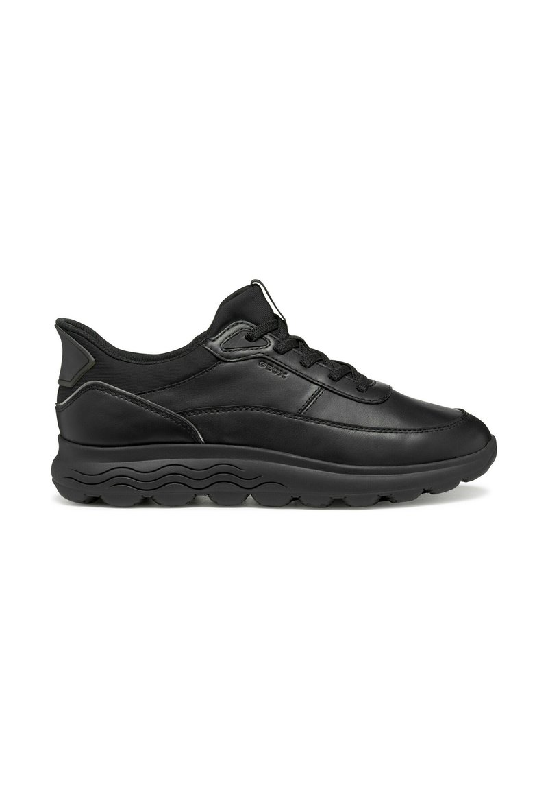 Zapatilla negra de cuero con puntera redonda, acentos texturizados, suela acolchada y diseño de cordones. Presenta un logo en el lateral y un acabado suave.