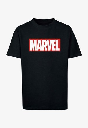 Melnas kokvilnas t-kreklā ir balts "MARVEL" logo sarkanā taisnstūrī, kas novietots uz krūšu daļas. Īsas piedurknes un apaļš kakla izgriezums.