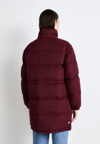 Tommy Jeans MIDI ALASKA - Dunkåpe / -frakk - deep rouge
