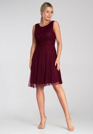 Bordeaux-farbenes ärmelloses Kleid mit tailliertem Oberteil, Falten-Detail und weitem Rock. Es hat einen geschichteten Tüllsaum und eine glatte Stoffstruktur.