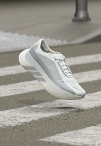Δεν επιλέχθηκε, footwear white/solid grey/silver-coloured metallic