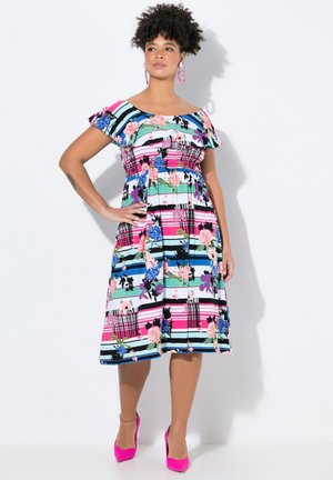 Blumenmusterkleid mit Streifen in Pink, Blau und Schwarz. Hergestellt aus leichtem Stoff, mit Rüschensäumen und taillierter Passform.