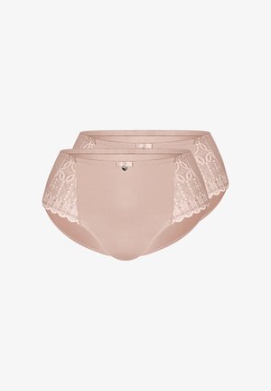 Zwei beiges Damenunterwäsche-Slips mit seitlichen Spitzeinsätzen und kleinen herzförmigen Anhängern in der Mitte des vorderen Bunds.