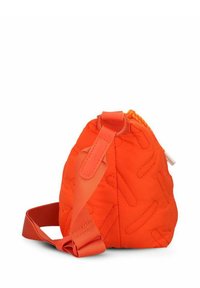 Borsa arancione trapuntata con chiusura a coulisse, caratterizzata da un motivo testurizzato e una tracolla regolabile. Forma arrotondata con una base piatta.