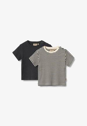 Dve kratke majice s kratkimi rokavi: ena enobarvna črna z rebrasto teksturo, druga pa bela in črna z vodoravnimi črtami s gladkim zaključkom in okroglo ovratnikom.