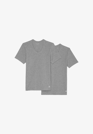 Szare t-shirty z dekoltem w serek, wykonane z miękkiej mieszanki bawełny. Posiadają krótkie rękawy oraz subtelne logo w lewym dolnym rogu. Wyeksponowane są dwie koszulki.