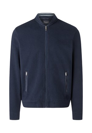 Chaqueta bomber azul marino con cremallera frontal, dos bolsillos laterales con cremallera y detalle de cuello interior a rayas.