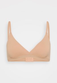 Huidkleurige zachte beha met dunne verstelbare bandjes, driehoekige cups en een sluiting met haak-en-oog aan de voorkant, weergegeven op een witte achtergrond.