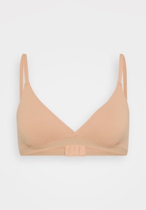 Nahkatoon värvi pehme rinnahoidja, millel on õhukesed reguleeritavad rihmad, kolmnurkse kujuga tassid ja eesmine konks-silmus kinnitamine, esitatud valgel taustal.