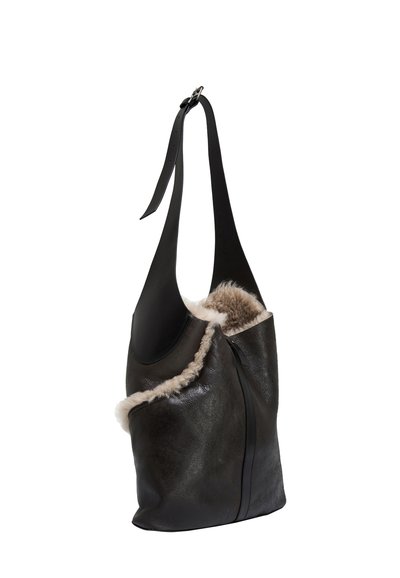 Borsa a tracolla in pelle nera con un morbido rivestimento in pelliccia sintetica, forma morbida e una larga tracolla singola. Presenta una piccola tasca frontale.