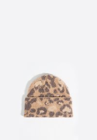 Gorro de punto con estampado de leopardo en tonos marrones y beige, con una textura suave y un dobladillo doblado para mayor calidez. Adecuado para el clima frío.
