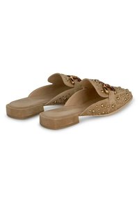 Sandali slide in suede beige con raffinati accenti in oro e dettagli di catena dorata sulla parte superiore, dotati di un tacco basso a blocco.