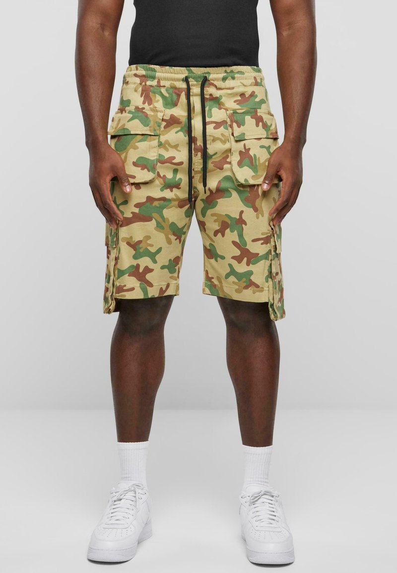 Kamuflázs minta, bézs, zöld és barna színben készült cargo short. Oldalsó zsebekkel, rugalmas derékkal és húzózsinórral rendelkezik.
