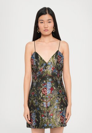 Vestido negro de flores con escote en V, que presenta bordados multicolores en rojo y azul, tirantes finos y una silueta ajustada.
