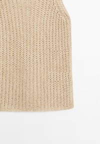  haut en tricot beige avec un motif de mailles ouvertes et une coupe décontractée. Texture douce avec un design simple et sans ornement et un col rond.