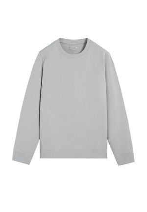 Sudadera gris claro hecha de algodón suave, con cuello redondo, mangas largas y detalles acanalados en los puños y en el dobladillo.