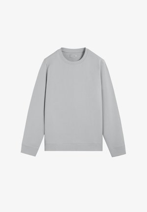 Sudadera gris claro hecha de algodón suave, con cuello redondo, mangas largas y detalles acanalados en los puños y en el dobladillo.