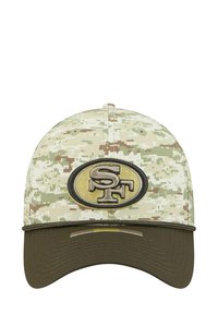 Tarnkappen-Baseballmütze mit strukturiertem Oberteil, grünem Schirm und gesticktem schwarzen und goldenen SF-Logo auf einem hellbraunen Hintergrund.