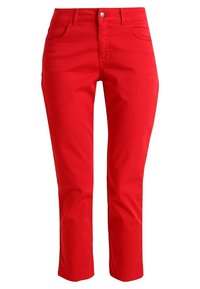 Červené džíny slim fit vyrobené z bavlněné směsi. Mají zip a poutka na opasek, a pět kapes. Hladký materiál s minimálními detaily šití.