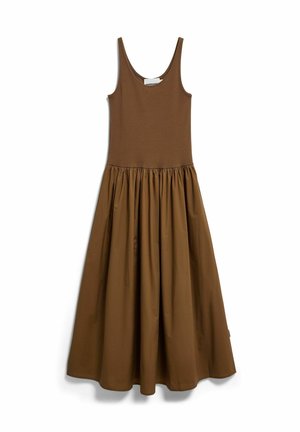 Robe midi marron sans manches avec corsage en maille ajusté et jupe fluide froncée, présentée sur fond blanc.