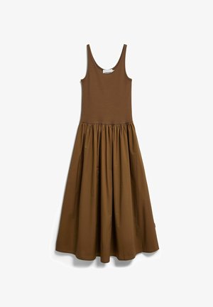 Ärmelloses braunes Midi-Kleid mit figurnaher Strick-Oberschicht und gerafftem, fließendem Rock, dargestellt vor weißem Hintergrund.