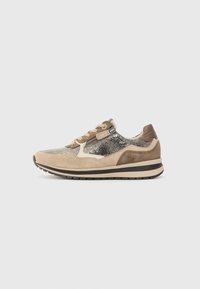 Sneaker beige e marrone con lacci, dettaglio con cerniera e pannello laterale metallico testurizzato su sfondo bianco.
