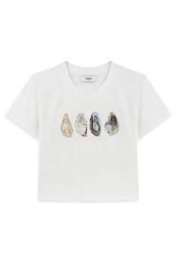T-shirt blanc à manches courtes avec un graphique de cinq coquilles d'huîtres illustrées présentant des textures et des couleurs variées au centre.