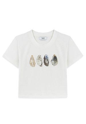 Camiseta blanca de manga corta con un gráfico de cinco conchas de ostra ilustradas, cada una con diferentes texturas y colores, en el centro.