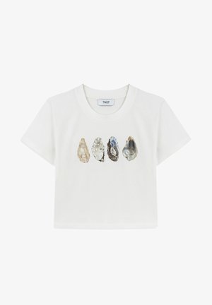 Camiseta blanca de manga corta con un gráfico de cinco conchas de ostra ilustradas, cada una con diferentes texturas y colores, en el centro.