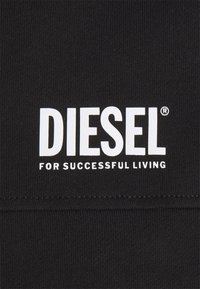 Tessuto nero con trama testurizzata, caratterizzato dal logo bianco "DIESEL" e dal sottotitolo "PER UNA VITA DI SUCCESSO" qui sotto. Design semplice e audace.