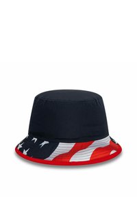 Kapelusz typu bucket w ciemnoniebieskiej górze i brzegu z wzorem amerykańskiej flagi w kolorach czerwonym, białym i niebieskim. Gładki materiał, miękka tekstura, usztywniony kształt.