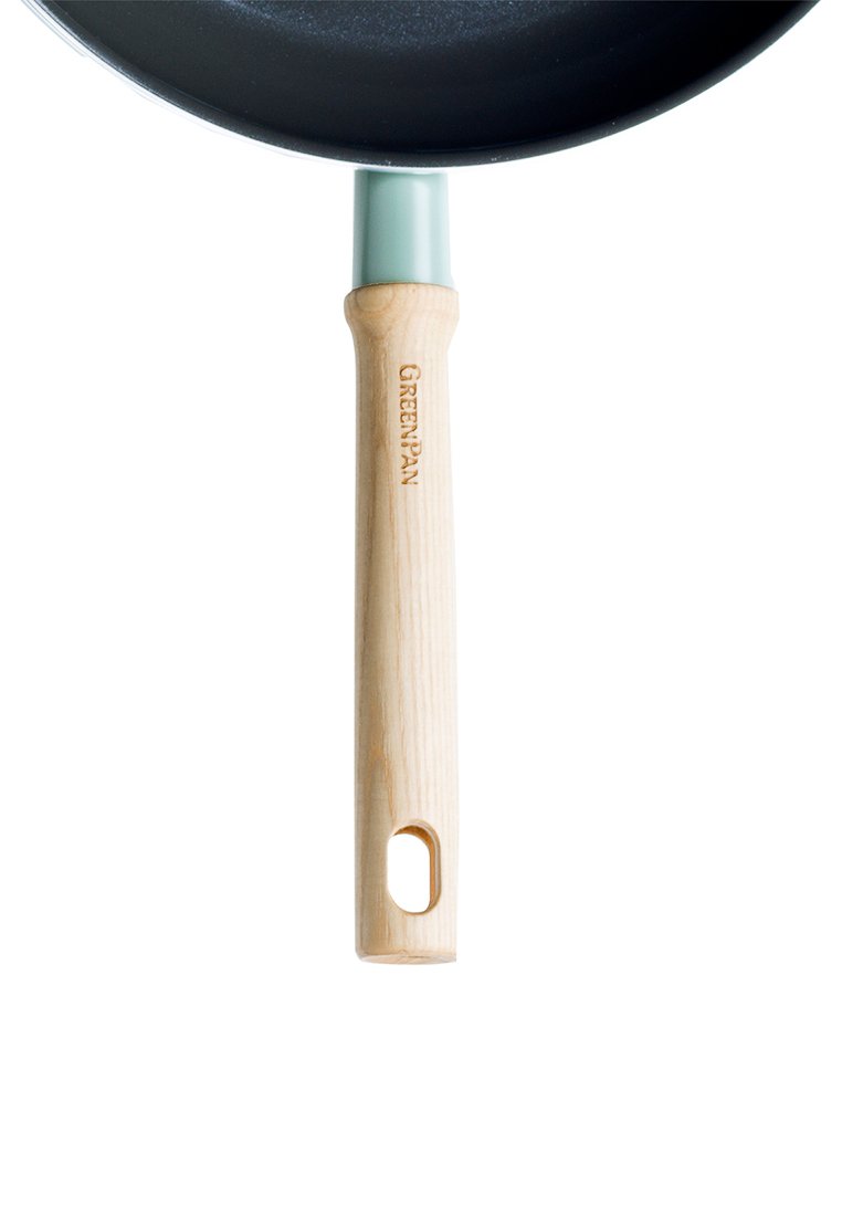 Antihaft-Bratpfanne mit einem hellen Holzgriff, der mit "GREENPAN" graviert ist, und einem pastellblauen Verbindungsstück auf weißem Hintergrund.