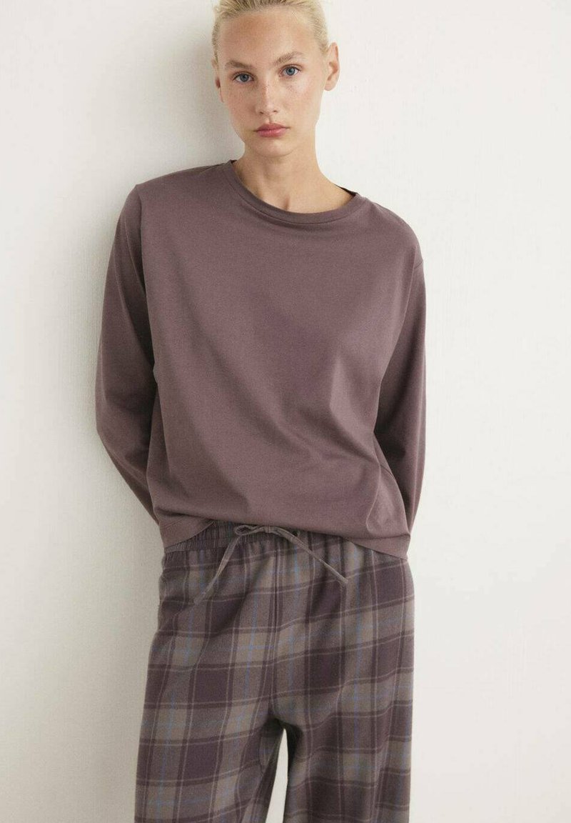 Maglietta marrone a maniche lunghe con scollo rotondo abbinata a pantaloni a quadri grigi, con dettagli blu e una vita elastica.