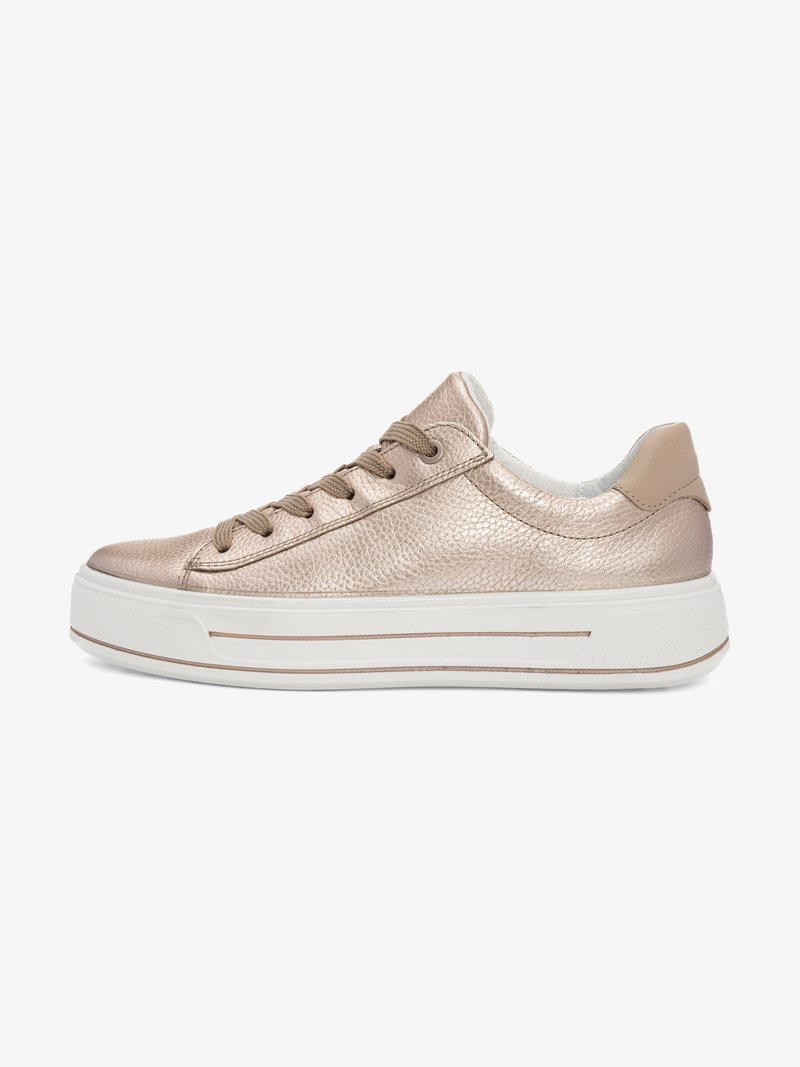 Niedriger Sneaker aus metallisch roségoldenem Leder mit beigen Schnürsenkeln, gepolstertem Schaft und dicker weißer Gummisohle mit horizontalem Streifendetail.