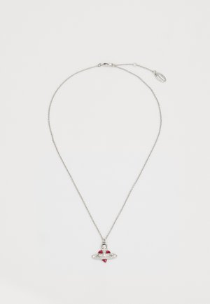 Sidabrinė grandinėlė su širdelės formos pakabuku, puošta raudonais akcentais ir mažomis skaidriomis brangakmenių. Linijinė struktūra su lygiu paviršiumi.