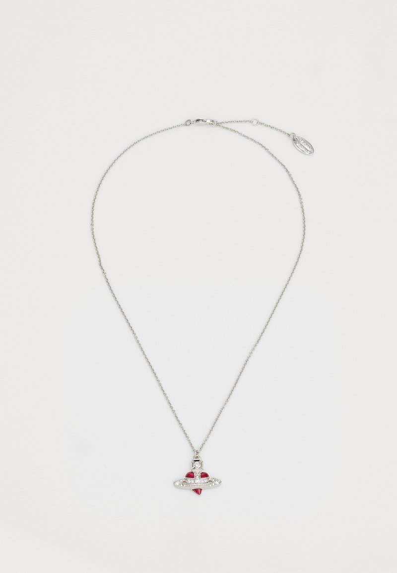 Colar de corrente prateada com um pendente em forma de coração adornado com detalhes vermelhos e pequenas pedras preciosas transparentes. Design linear com um acabamento suave.